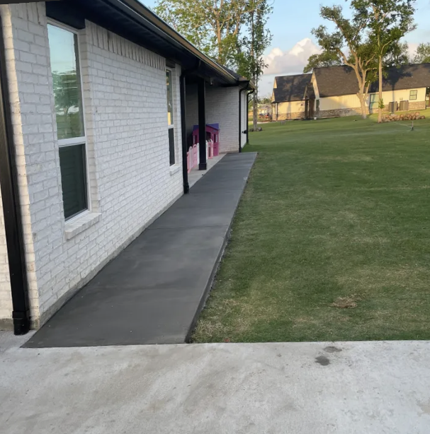 Charcoal concrete walkway — Vaughan, ON