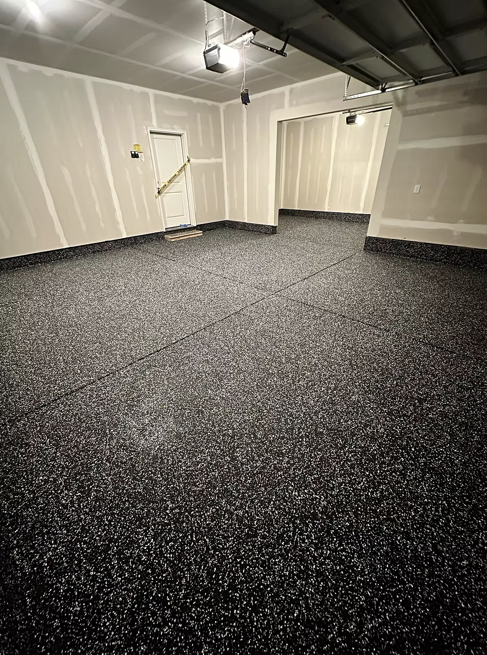 Black & white flake garage — Mississauga, ON